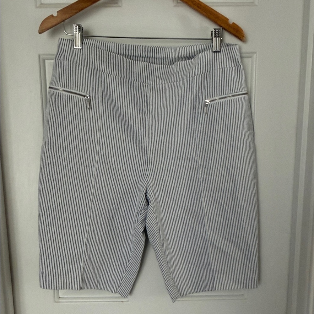 Chicos perfect stretch green and white shorts size 14
